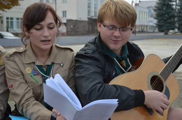 У центрі Луцька молодь співала повстанські пісні. ФОТО. ВІДЕО