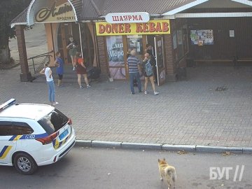 П'яний чоловік у Нововолинську чіплявся до перехожих: показали, як затримували дебошира. ВІДЕО