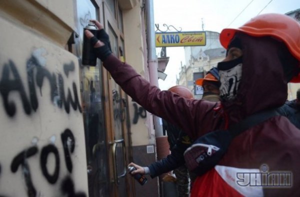 У Львові розмалювали банки регіоналів.ФОТО