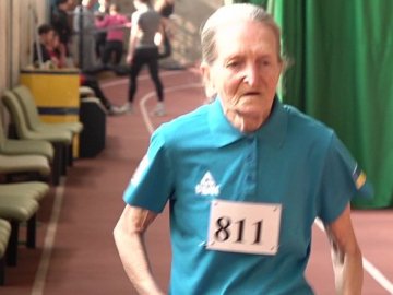 80-річна бабуся встановила рекорд України з бігу. ВІДЕО