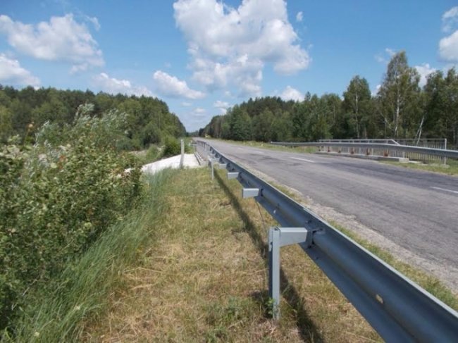 На волинській трасі вкрали частину огорожі