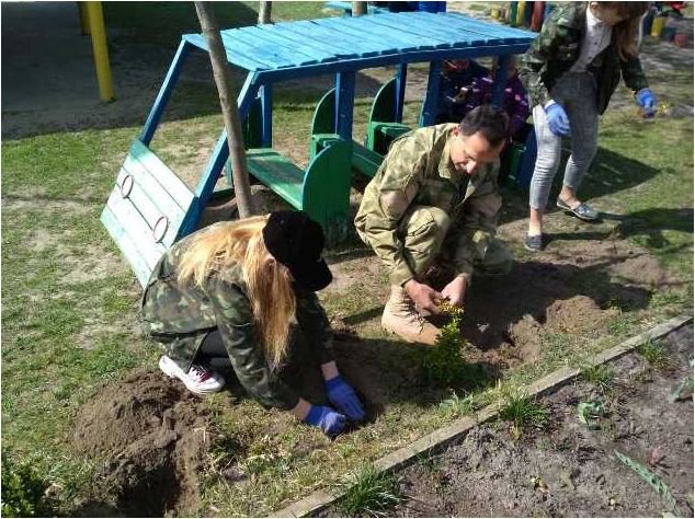 Самшит, спірея, форзиція: волинські атовці прикрасили територію біля дитсадка