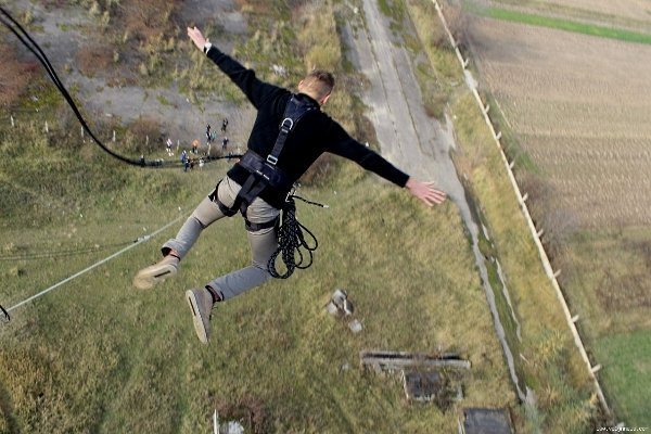 У Луцьку бурят стрибнув з труби заввишки понад 50 метрів. ФОТО