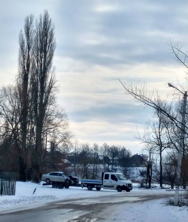 Аварія біля Луцька: люди з легковика дивом вижили під час зіткнення з трактором