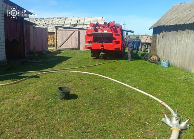 На Волині горіла господарча споруда