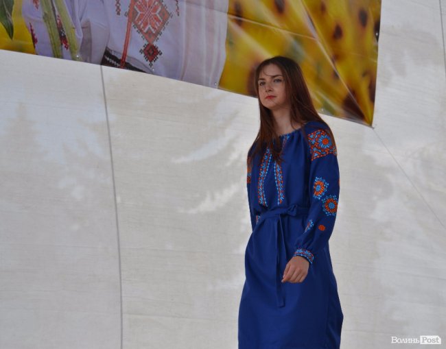 У центрі Луцька дефілювали моделі у вишиванках. ФОТО