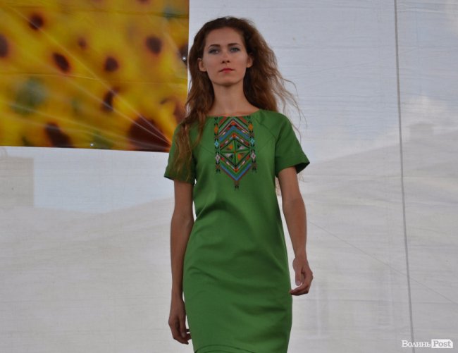 У центрі Луцька дефілювали моделі у вишиванках. ФОТО