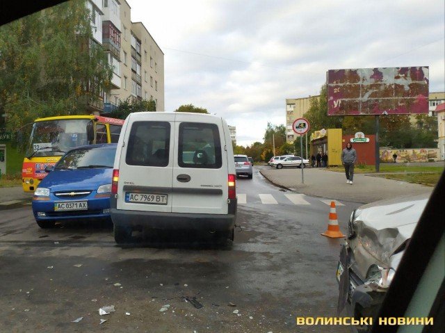У Луцьку зіткнулись три автівки. ФОТО