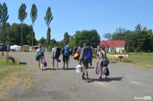 Останні відвідувачі їдуть додому