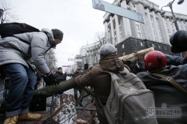 У Києві будують нові барикади. ФОТО