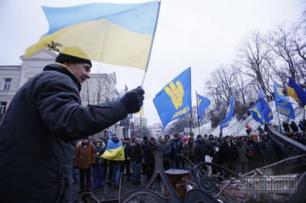 У Києві будують нові барикади. ФОТО