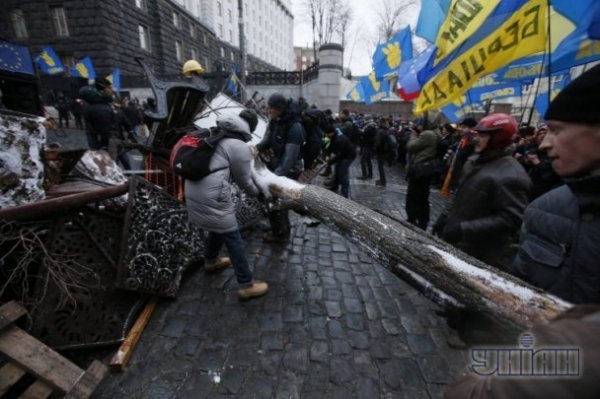 У Києві будують нові барикади. ФОТО