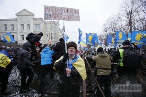 У Києві будують нові барикади. ФОТО