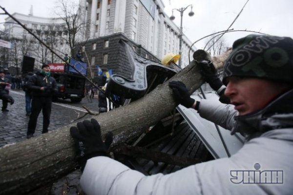 У Києві будують нові барикади. ФОТО