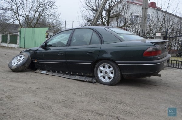 ДТП на Волині: молодик втікав від міліції та зніс паркан. ФОТО
