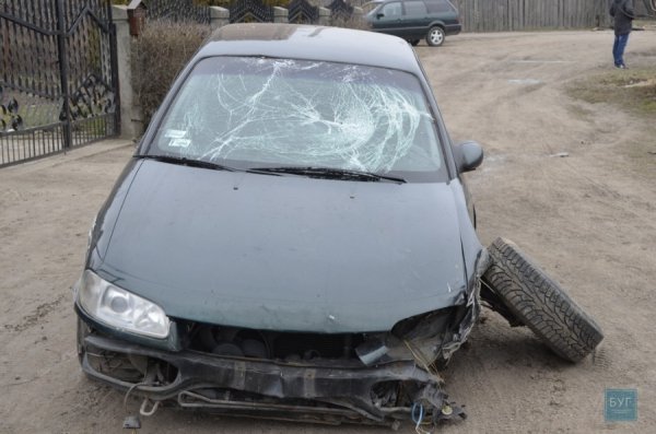 ДТП на Волині: молодик втікав від міліції та зніс паркан. ФОТО