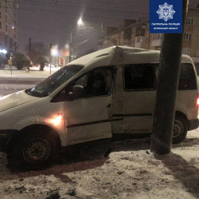 У Луцьку водій Geely зіткнувся з трьома авто, припаркованими в дворі. ФОТО