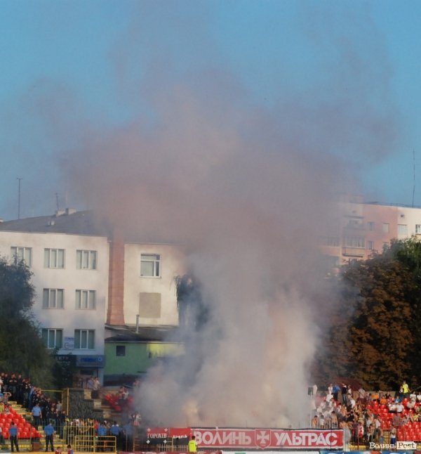 Димове шоу фанів «Волині» під час гри з «Карпатами». ФОТО