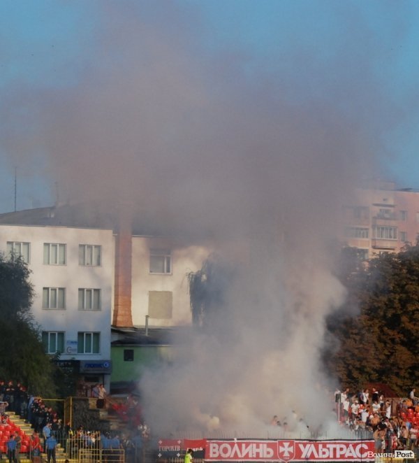 Димове шоу фанів «Волині» під час гри з «Карпатами». ФОТО