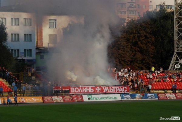 Димове шоу фанів «Волині» під час гри з «Карпатами». ФОТО