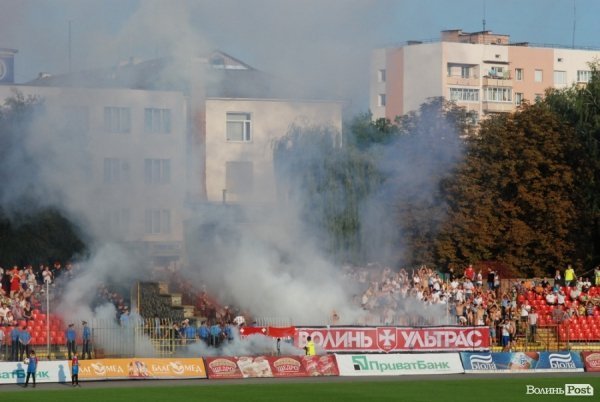 Димове шоу фанів «Волині» під час гри з «Карпатами». ФОТО