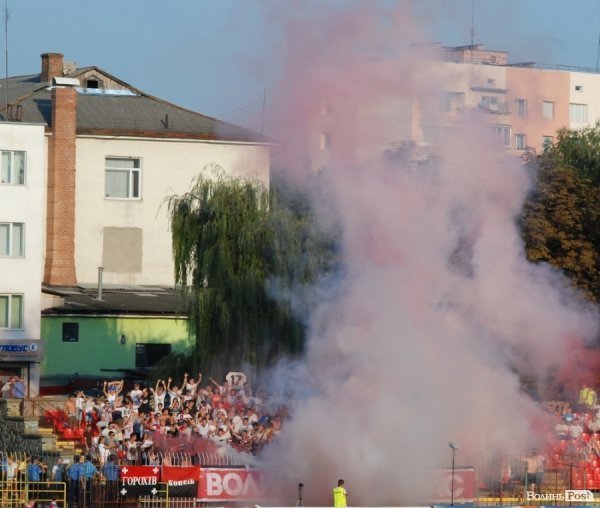 Димове шоу фанів «Волині» під час гри з «Карпатами». ФОТО