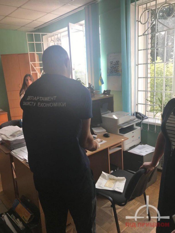 На хабарі погоріли посадовці міграційної служби на Волині. ФОТО