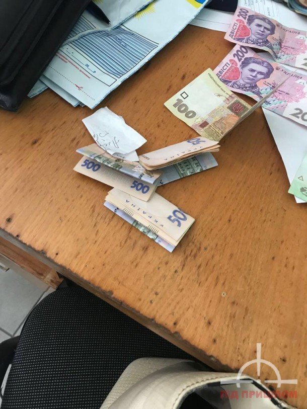 На хабарі погоріли посадовці міграційної служби на Волині. ФОТО