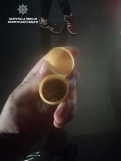 Білий порошок і «травичка»: у Ковелі за ніч зловили трьох хлопців з наркотиками. ФОТО