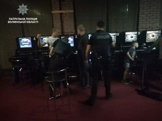 Білий порошок і «травичка»: у Ковелі за ніч зловили трьох хлопців з наркотиками. ФОТО