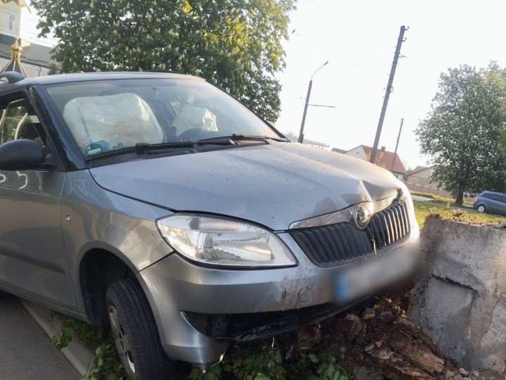 У Луцьку п'яний підліток сів за кермо і втаранився в бордюр. ФОТО
