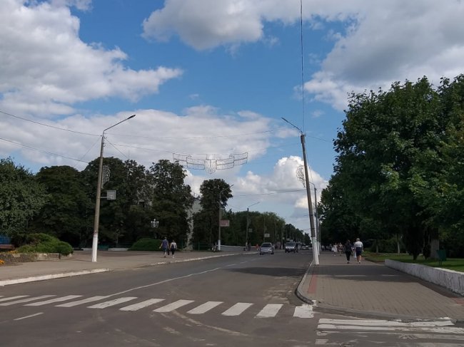 У місті на Волині встановлюють святкову ілюмінацію. ФОТО