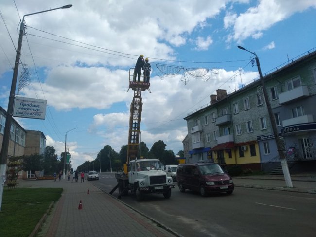 У місті на Волині встановлюють святкову ілюмінацію. ФОТО