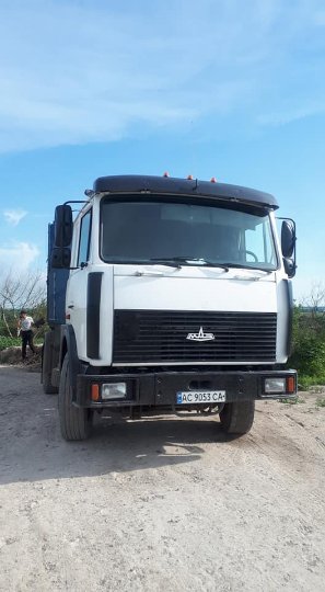 Відомо, кому належить автомобіль, який зливав «смердючки» на Львівській. ФОТО