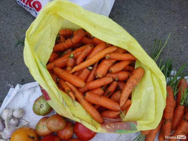 Дорожче, ніж персики: скільки коштує морква на луцькому ринку 