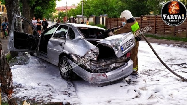 У Львові авто на волинській реєстрації перекинулось на дах. ФОТО