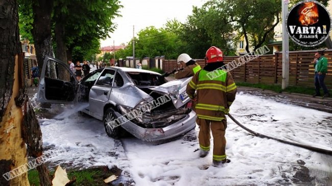 У Львові авто на волинській реєстрації перекинулось на дах. ФОТО