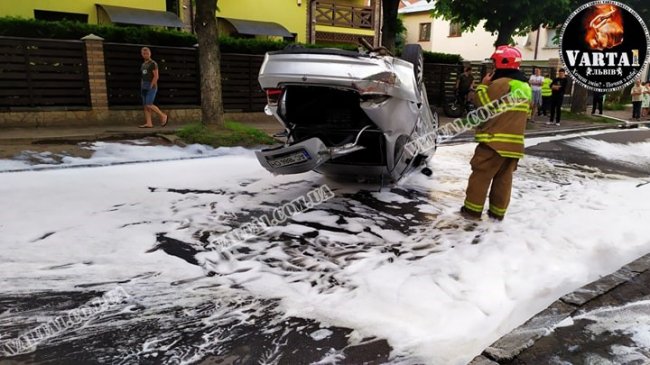 У Львові авто на волинській реєстрації перекинулось на дах. ФОТО