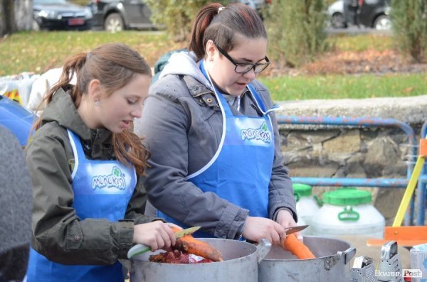  У Луцьку Романюк варив борщ на фестивалі їжі. ФОТО