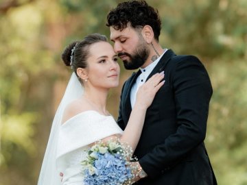 Зять з Туреччини сів за кермо трактора і поїхав садити картоплю: на Волині  — інтернаціональне весілля