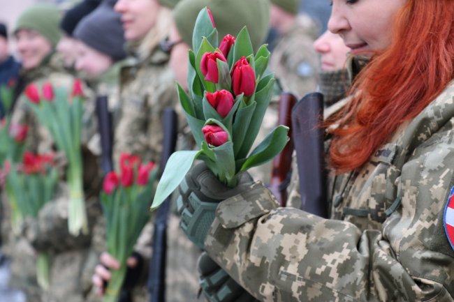 Тюльпани для захисниць: військові тероборони Луцька привітали жінок зі святом. ФОТО
