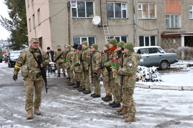 Тюльпани для захисниць: військові тероборони Луцька привітали жінок зі святом. ФОТО