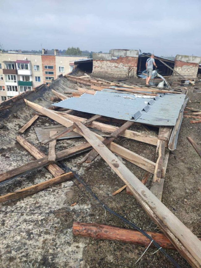 На Волині вітер зірвав дах на багатоквартирних будинках та пошкодив авто