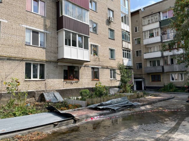 На Волині вітер зірвав дах на багатоквартирних будинках та пошкодив авто