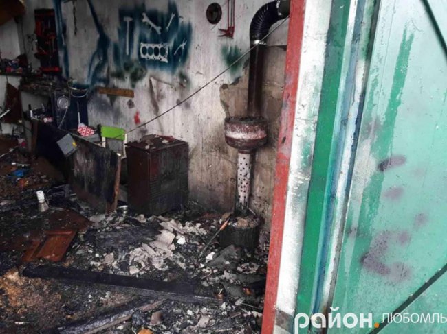 У місті на Волині горів гараж із авто. ФОТО