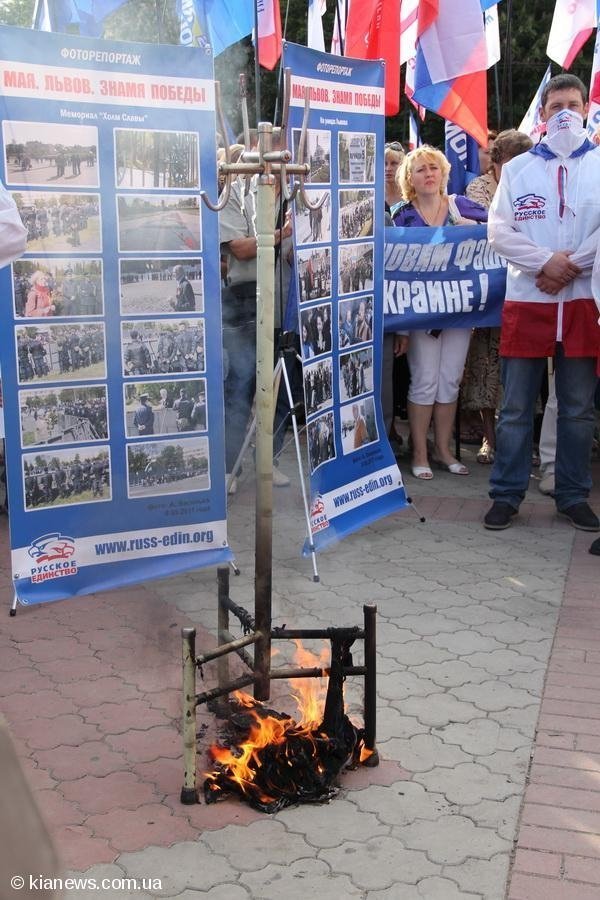У Криму «антифашисти» спалили опудало Фаріон. ФОТО. ВІДЕО