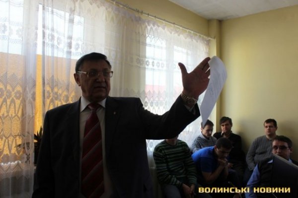 Як «люстрували» головного поштаря Волині. ФОТО. ВІДЕО