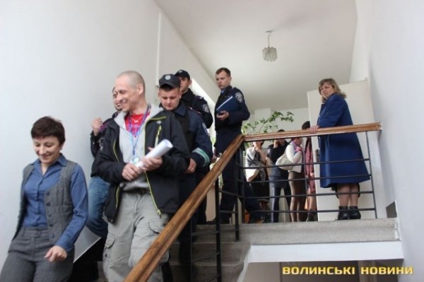 Як «люстрували» головного поштаря Волині. ФОТО. ВІДЕО