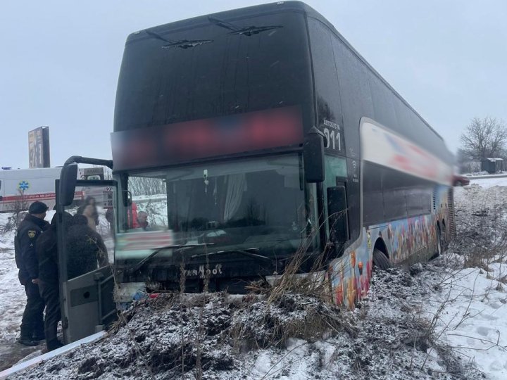 На трасі Львів-Луцьк автобус злетів у кювет, є постраждалі