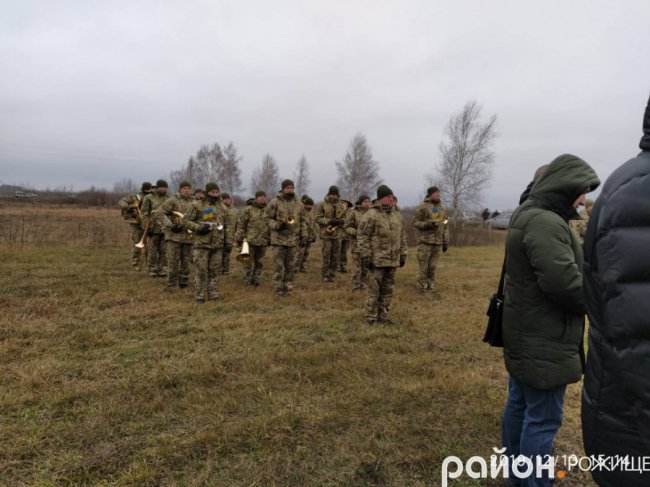 Поховали хлопця під вигуки «Герої не вмирають!»: на Волині попрощались із  бійцем. ФОТО